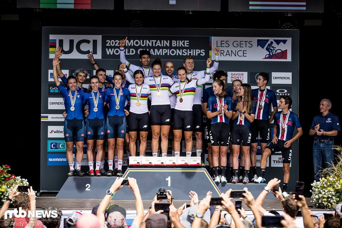 Das Podium des Team-Relay der Weltmeisterschaften 2022: Die Schweiz jubelt vor Italien und den USA.