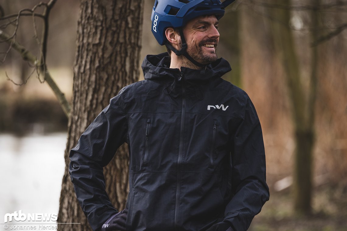 Die Northwave Noworry Pro Hardshell Jacket ist robust und hält viel Regen ab