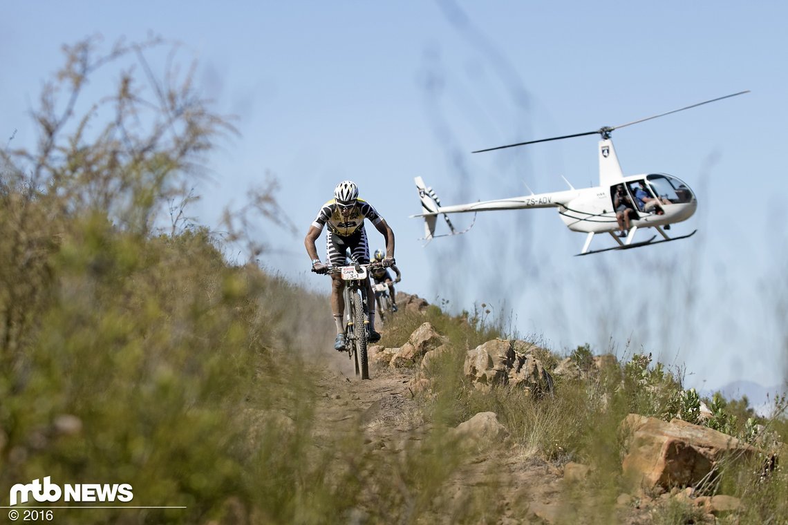 Team Bulls 1 wird gejagt vom Helikopter.