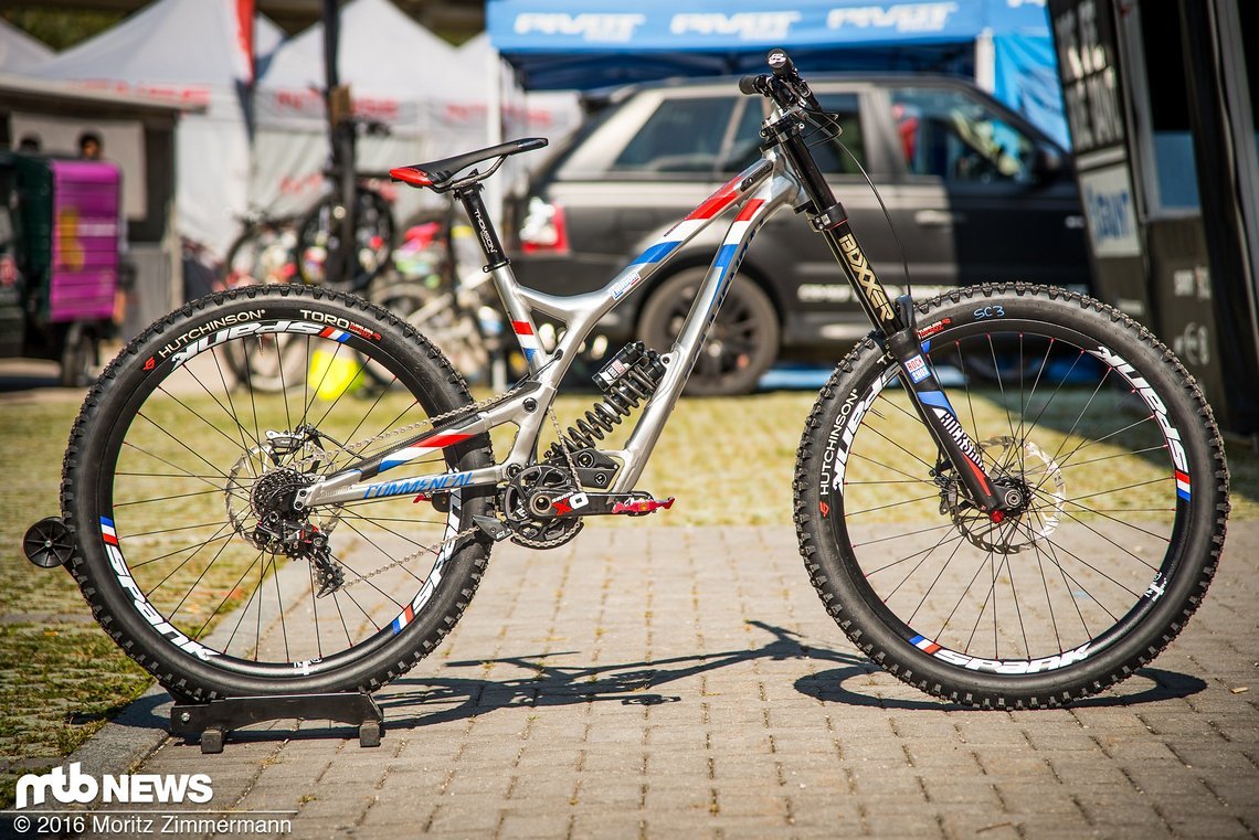 Der ruhige Franzose Rémi Thirion geht auf einem schlichten und schicken Commençal Supreme DH V4 in seinen französischen Landesfarben an den Start.