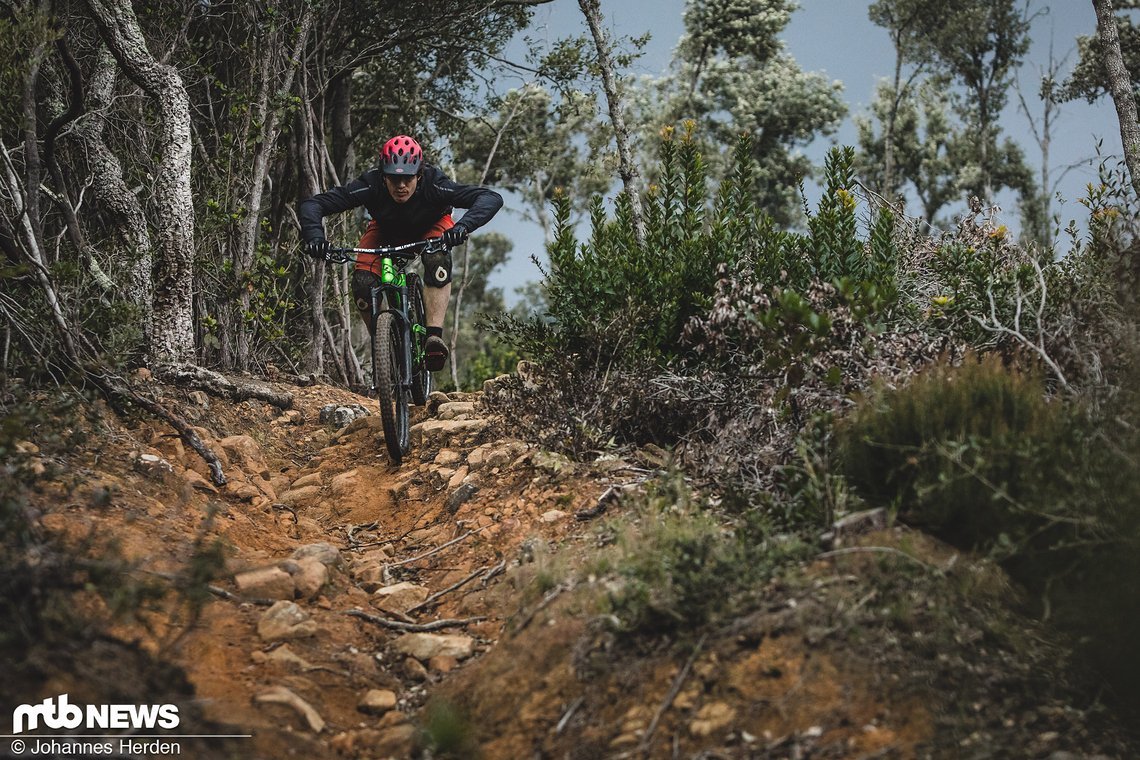 Auf den groben Trail in Punta Ala spielt der gute Hinterbau des Propain Tyee AM seine Stärken voll aus.