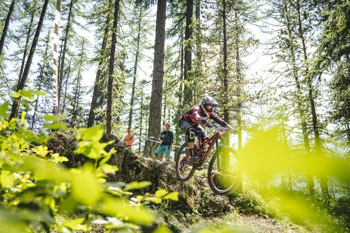 Ein flacher Drop in den weichen Waldboden auf der abschließenden Stage 8