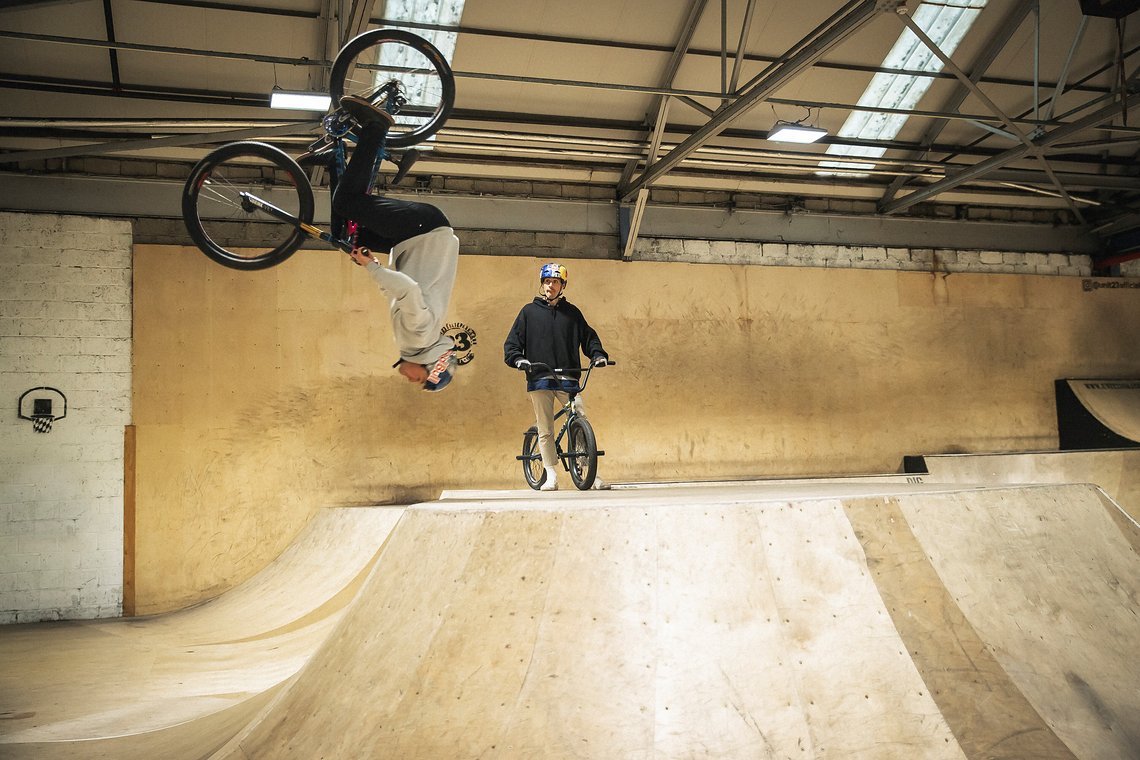 Gemeinsam mit BMX-Legende Kriss Kyle ging's in den Indoor-Skatepark.