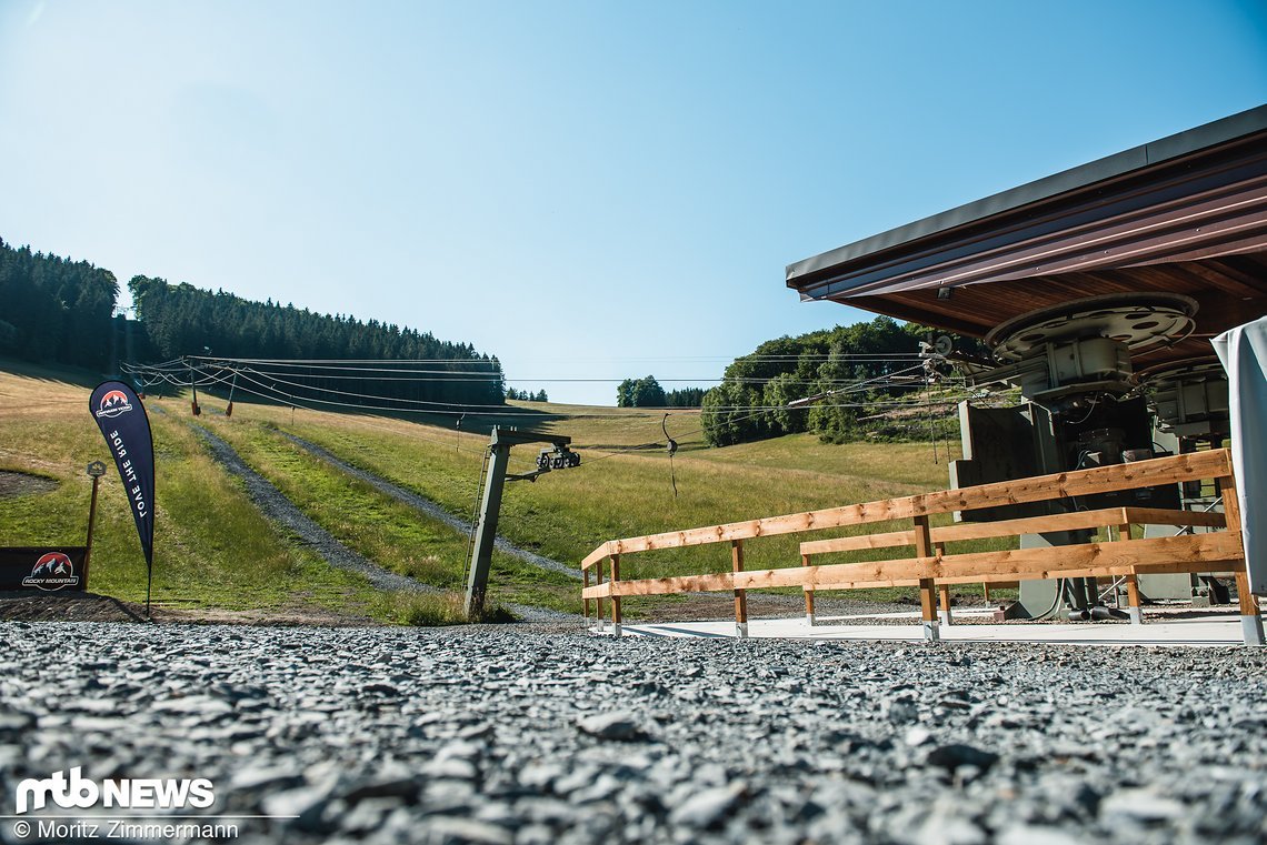 Bei unserem Besuch wurde der Lift leider gerade gewartet, weswegen wir mit einem Pickup-Truck auf den Berg befördert wurden.