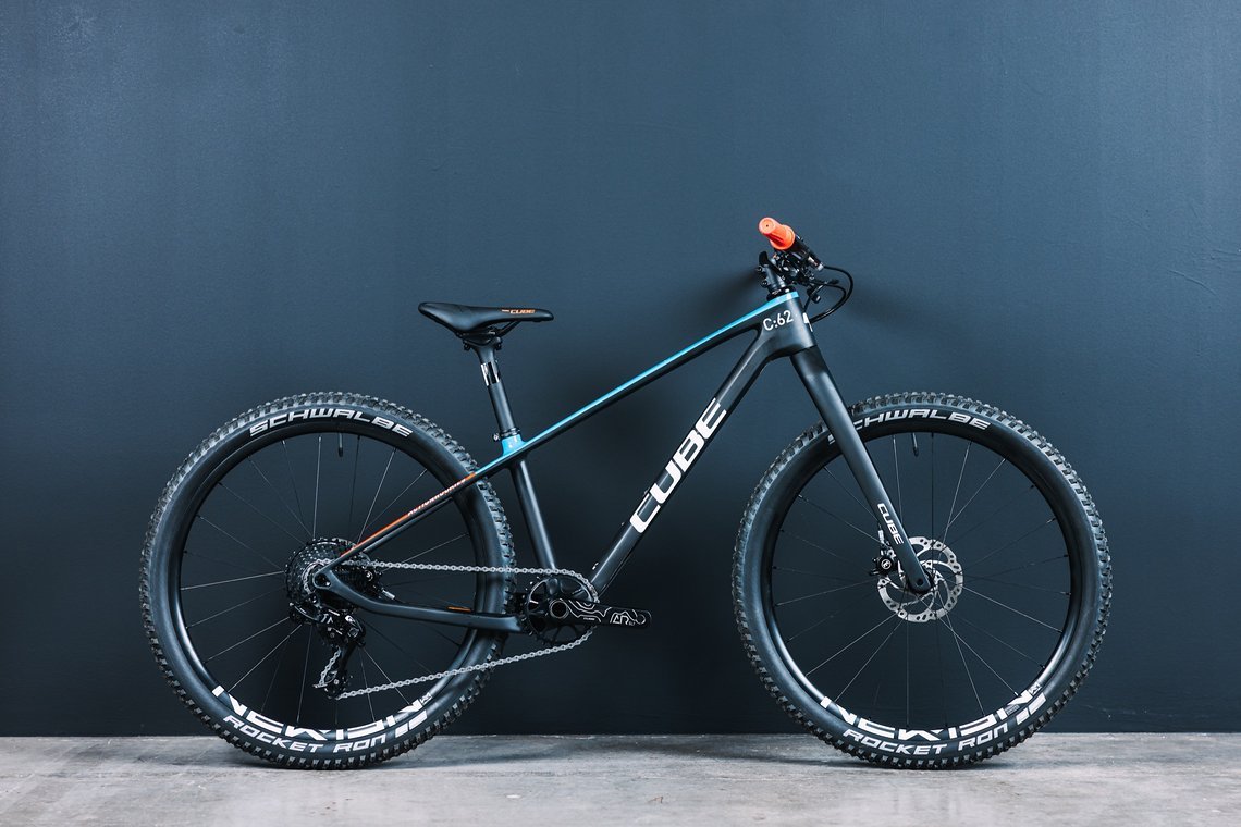 Klein und leicht: Das Cube Elite 240 C:62 SLX richtet sich an Nachwuchs-XC-Racer*innen.