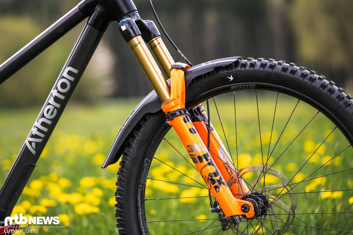 Vorn soll eine Fox 38 Factory-Federgabel mit 180 mm Federweg für Grip sorgen.