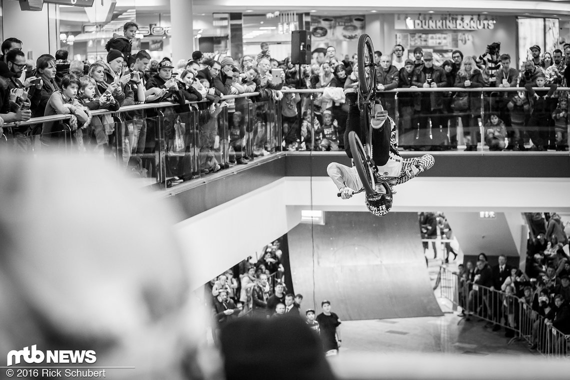 Gewaltiger Frontflip im Training der BMXer