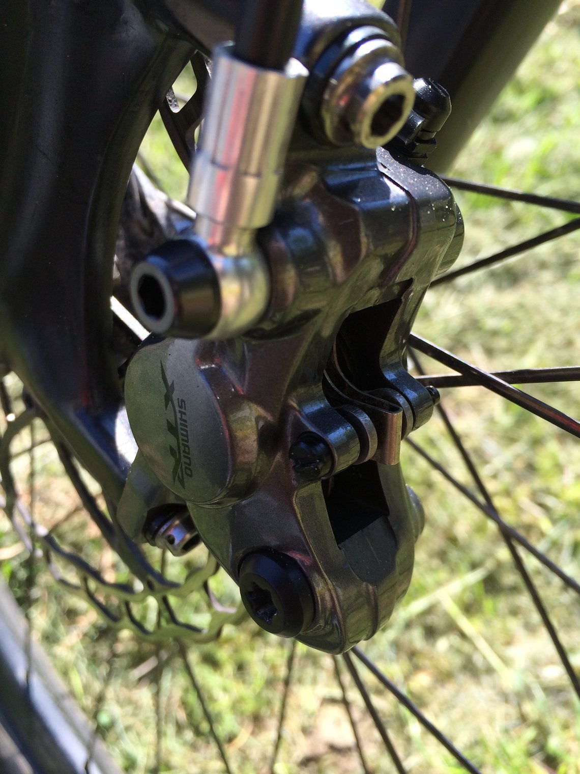 An den XTR 9000 Bremsen wurden mit der Titan-Leitungsbefestigung im Set nochmal 6,6 g gespart
