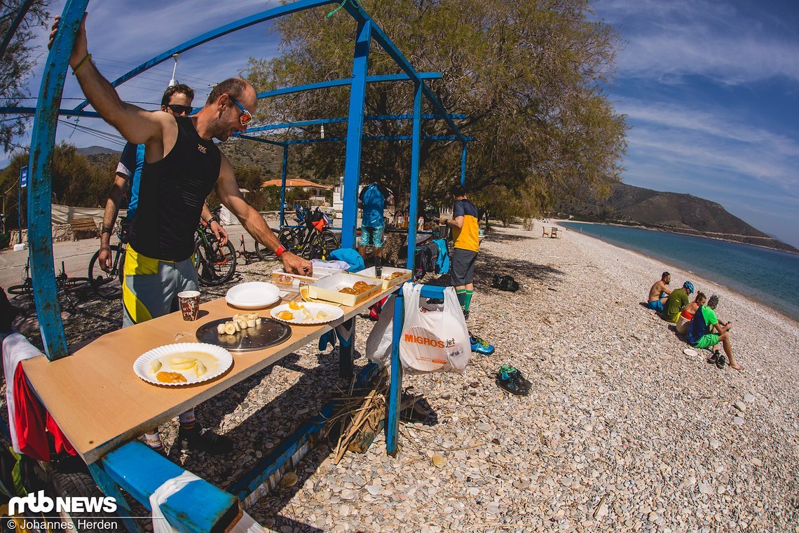 Mittagspause - ein nettes Buffet wird direkt am Meer aufgebaut