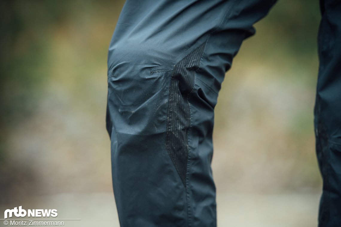 Auch große Knieschoner finden unter der Endura-Hose Platz. Zusätzliche Stretch-Panele am Knie erhöhen die Bewegungsfreiheit.