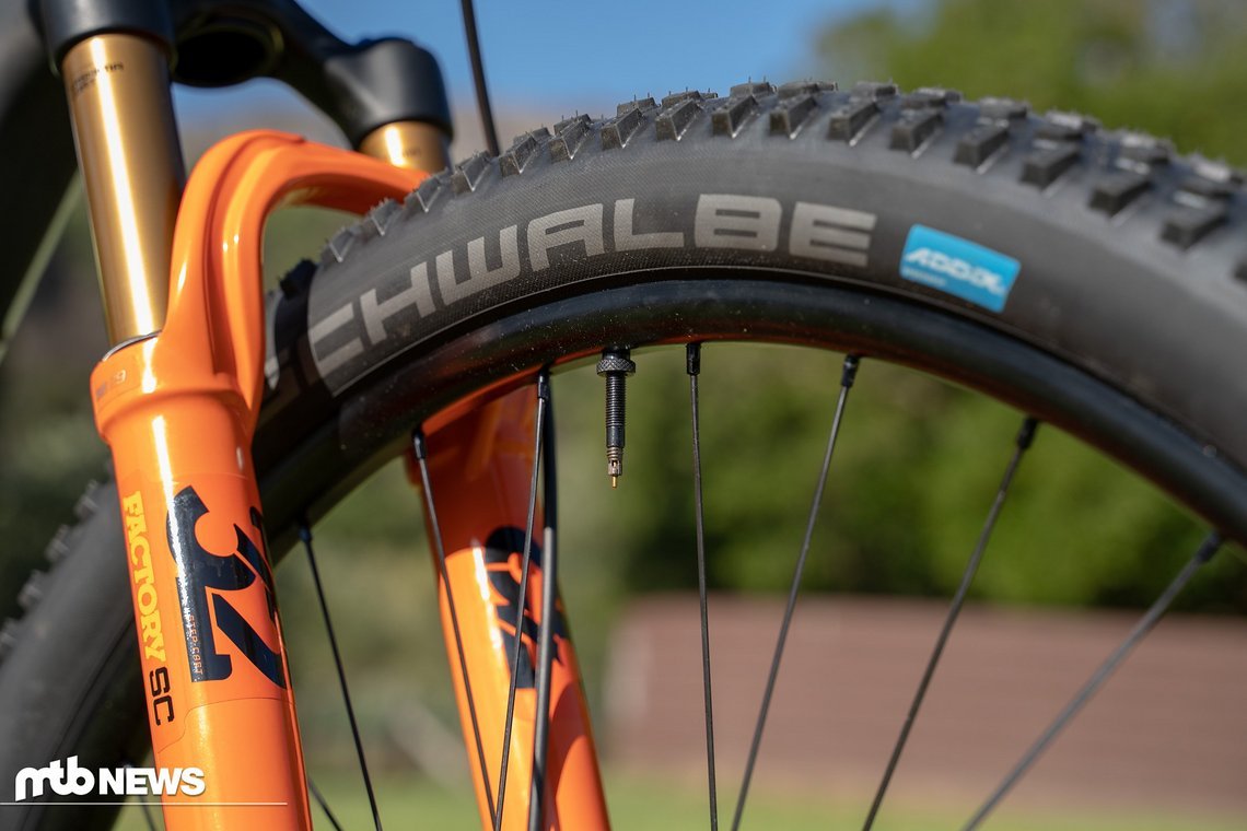 Tubeless-montierte Schwalbe-Reifen mit viel Dichtmilch