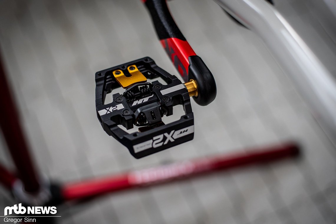 Thibaut hat an seinen HT X2-Pedalen außerdem eine Platte montiert, die es ihm ermöglich, rückwärts einzuklicken.