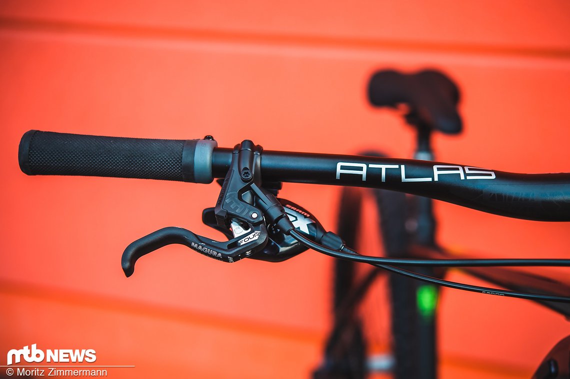 Am breiten Race Face Atlas-Lenker sind kraftvolle Stopper aus dem Hause Magura montiert.