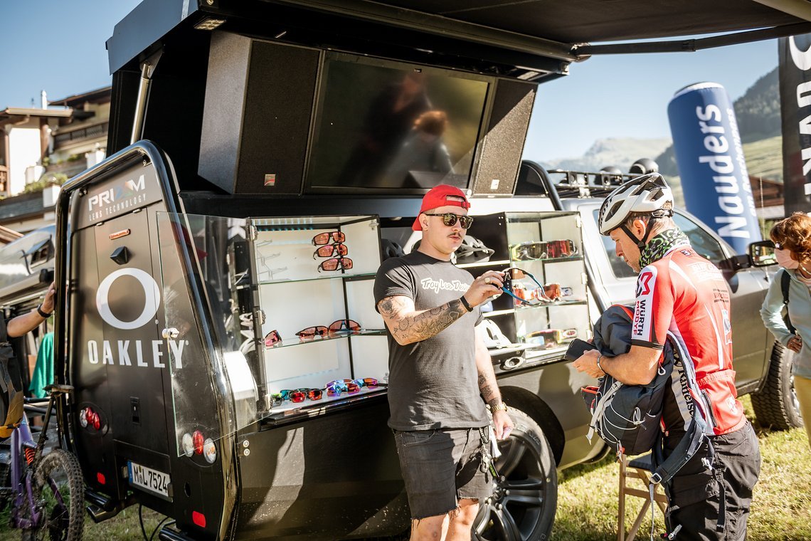 Die passende Brille oder ein feiner Helm? Oakley gibt sich die Ehre auf den Father & Son Days
