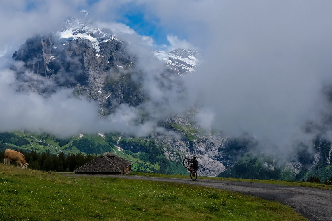 Diese Chance muss man für einen epischen Wheelie mit krassem Panorama nutzen.