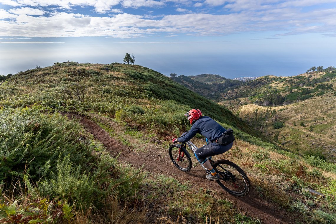 Die erste Stage ist lang und einfach. Perfekt, um reinzukommen und das Material zu testen. Der Blick auf Funchal ist die Kirsche auf dem Eis.