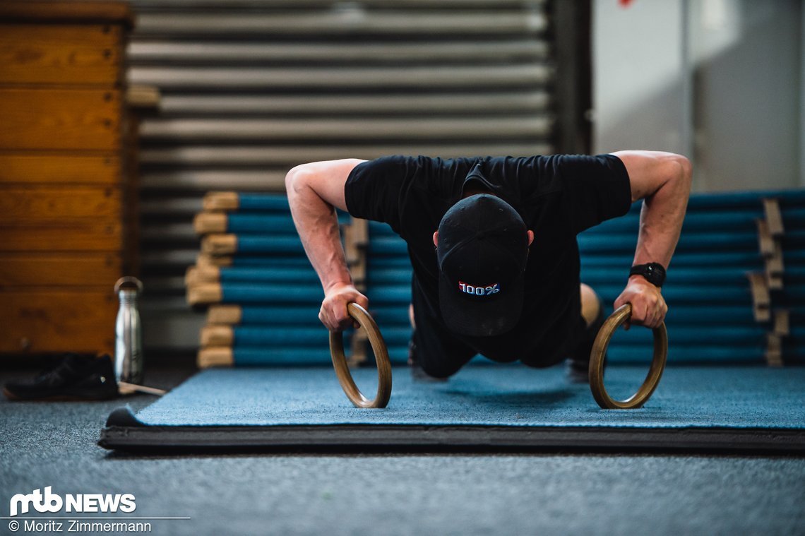 Schuften für den Erfolg: Im heimischen Fitnessstudio verbringt der YT-Fahrer vor allem in der Off Season viel Zeit, um sich optimal vorzubereiten.