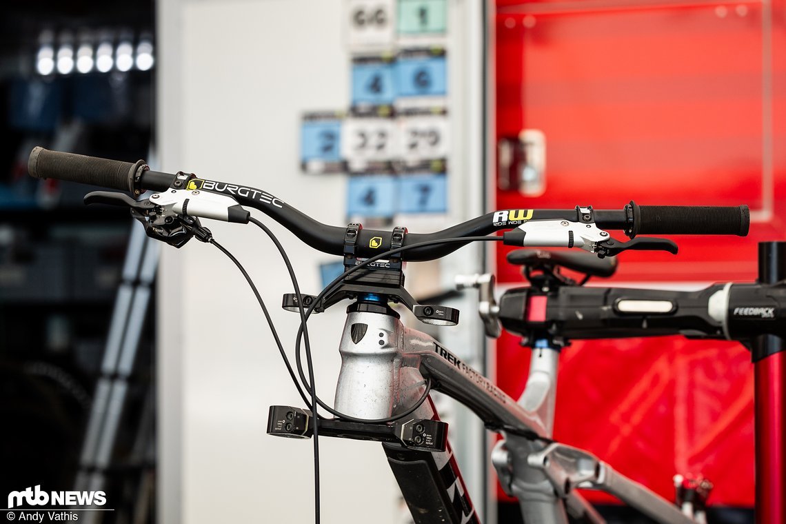 Nicht nur bei Trek versucht man, das Cockpit für die steile Strecke in Loudenvielle so hoch wie möglich zu bringen.