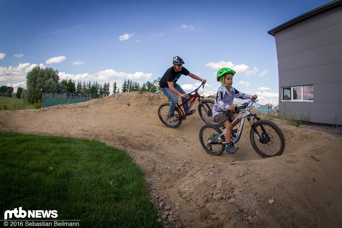 David Assfalg mit Nachwuchs auf dem Pumptrack