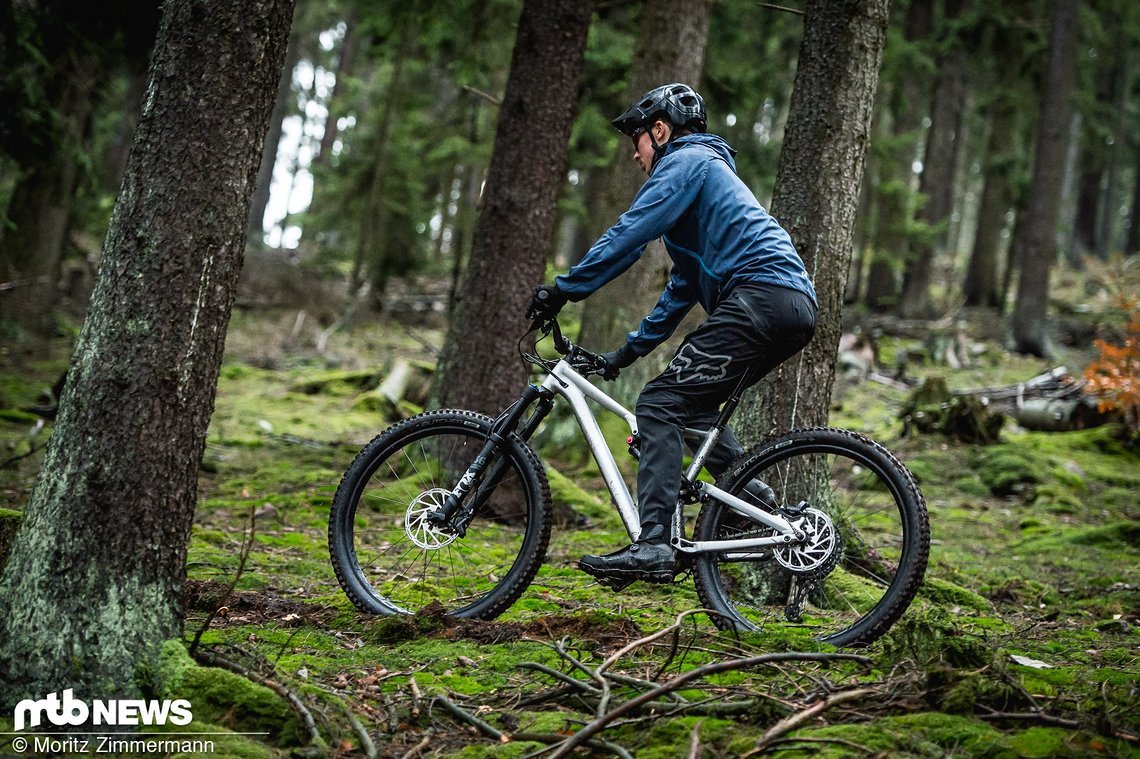 Bergauf kommt man in der Leatt DBX 4.0-Jacke schnell ins Schwitzen