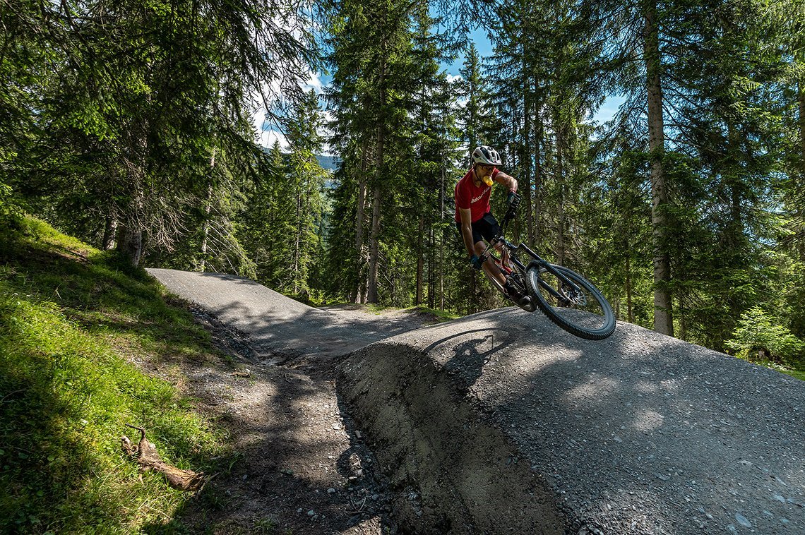 Lukas Knopf fegt mit Style über den Trail
