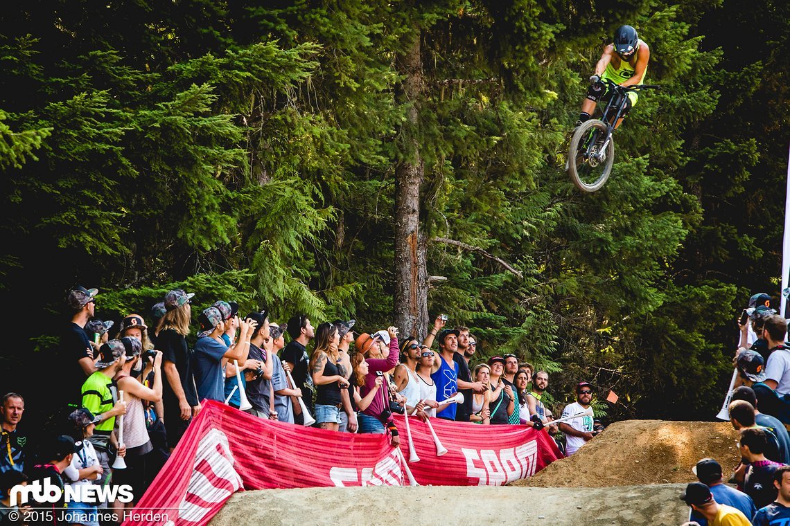 Dustin Gilding schießt sich one-handed den ersten Sprung runter. In ziemlich hoch.
