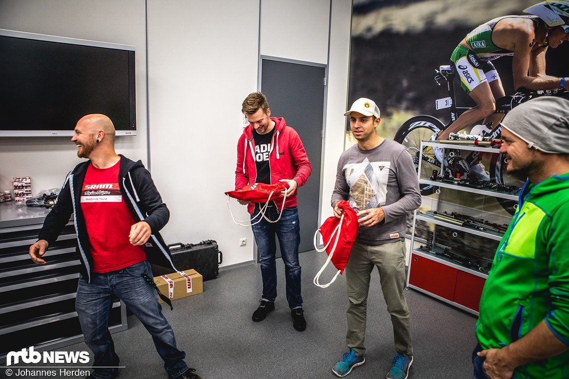 Oh, Geschenke! Mit T-Shirts, Socken, Caps und weiteren Goodies startet sich der Tag doch gleich noch besser