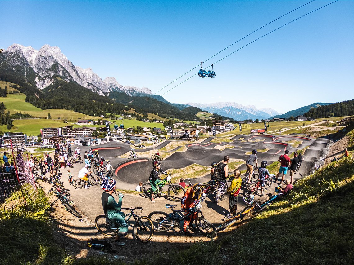 Der große Pumptrack direkt vor Ort