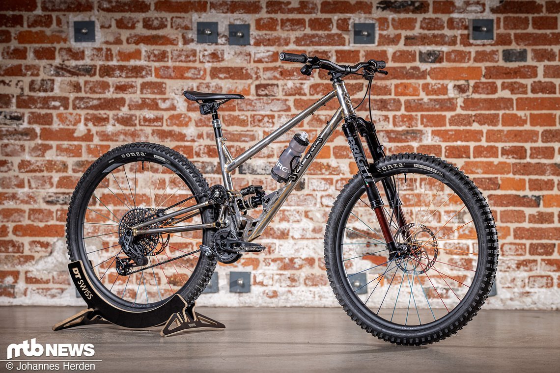 Das Scar Cycles FSR ist ein echter Hingucker, der ein klassisches Rahmen-Material mit einem sehr progressiven High Pivot-Ansatz kombiniert