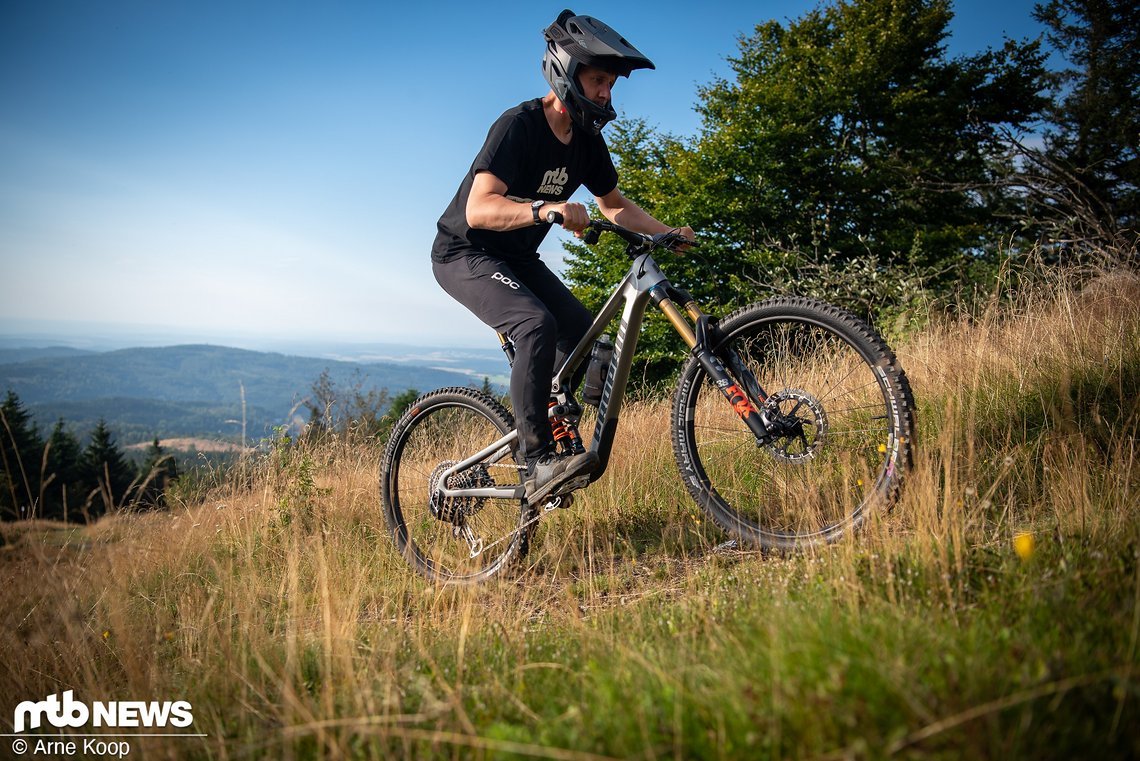 Trotz ganzen 180 mm Federweg meistert das Propain Spindrift auch steile Rampen problemlos.