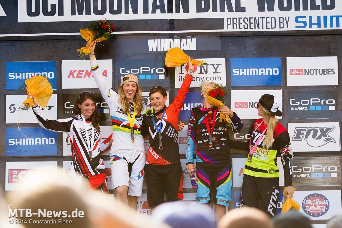 Das Podium der Damen: Emmeline Ragot gewinnt vor Rachel Atherton, Tracey Hannah, Manon Carpenter und Tahnee Seagrave.