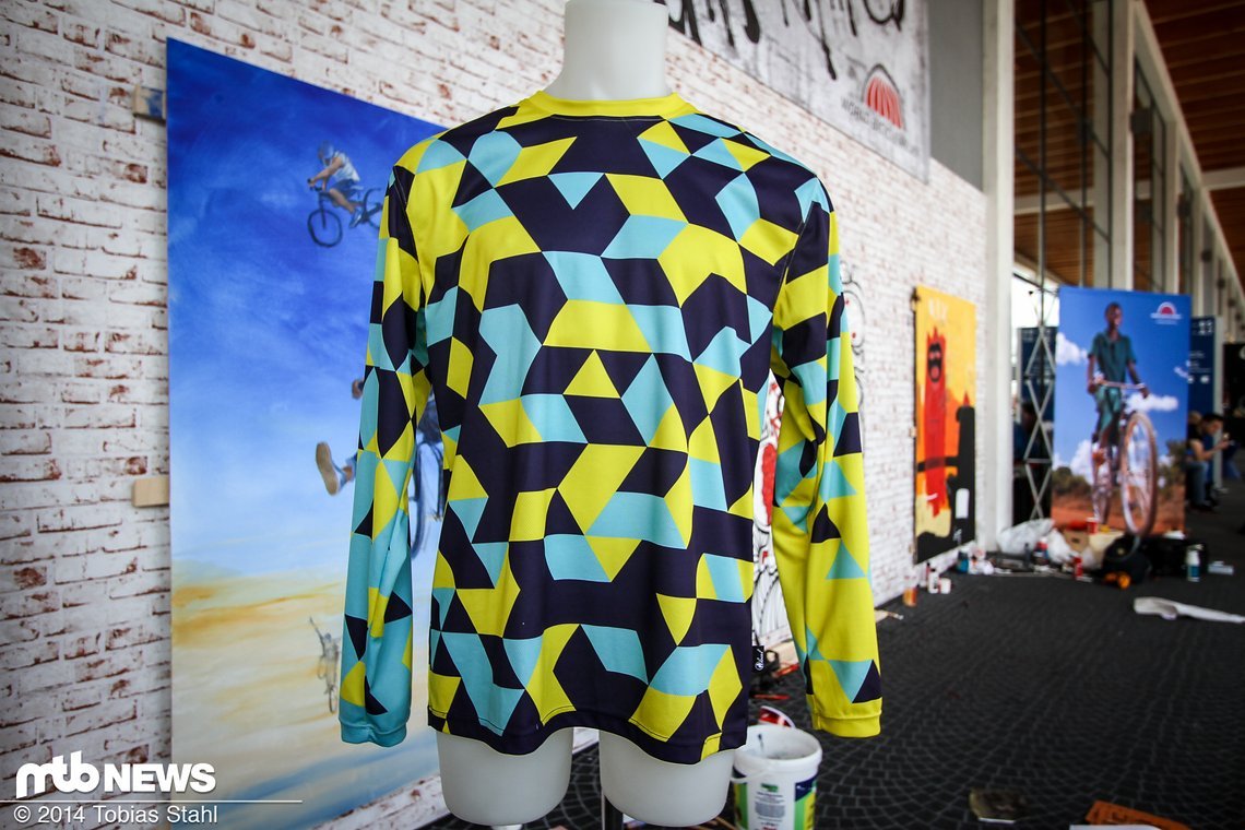 3D-Effekt durch Rauten, Dreiecke und Trapeze? Das Local Outerwear Collapse Downhill Jersey ist ein bunter Hund