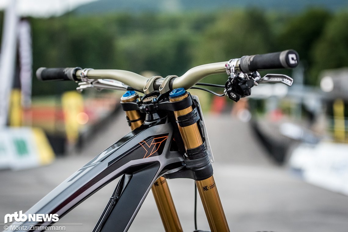 Das Cockpit ist fest in der Hand der aus dem MX-Bereich stammenden britischen Firma Renthal Das Cockpit ist fest in der Hand der aus dem MX-Bereich stammenden britischen Firma Renthal
