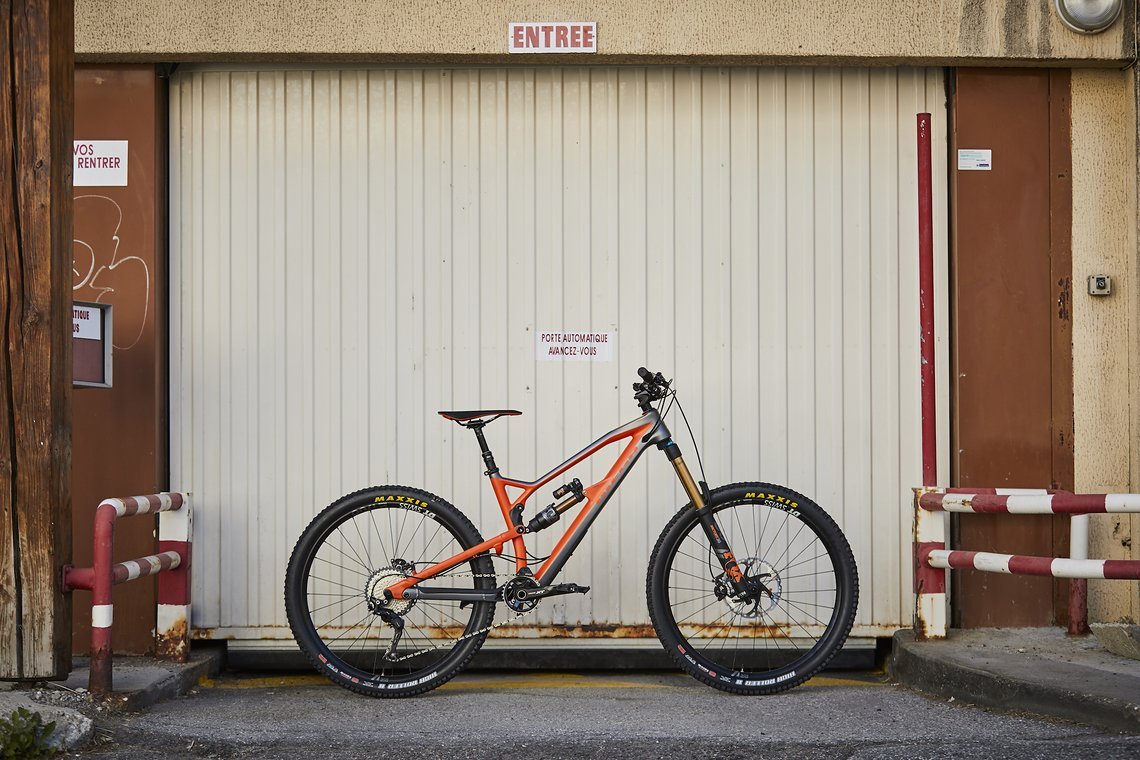 Das Nukeproof Mega 275 ist jetzt in zwei Ausstattungsvarianten mit Carbon-Rahmen verfübar. Einmal die Factory-Variante ...