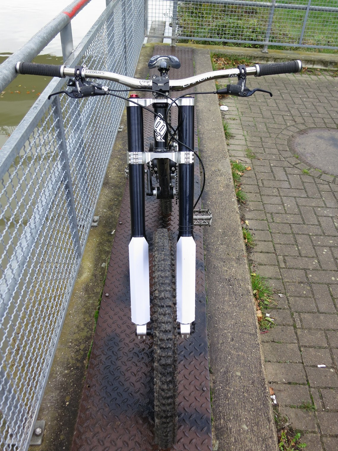Alt trifft neu: Massive Kowa Upsidedown-Gabel auf der einen Seite, breiter Chromag Lenker auf der anderen Seite