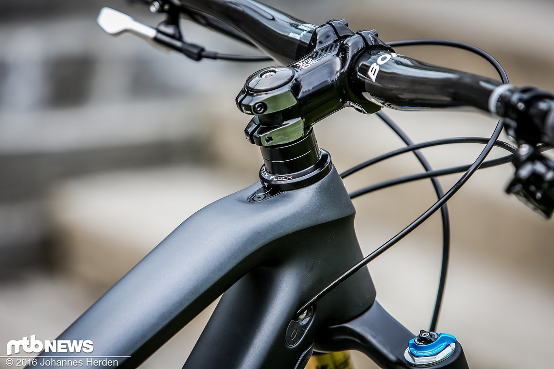 Das Cockpit kommt wie gewohnt von der hauseigenen Marke Bontrager - inklusive 35 mm Carbon-Lenker und schickem Vorbau.