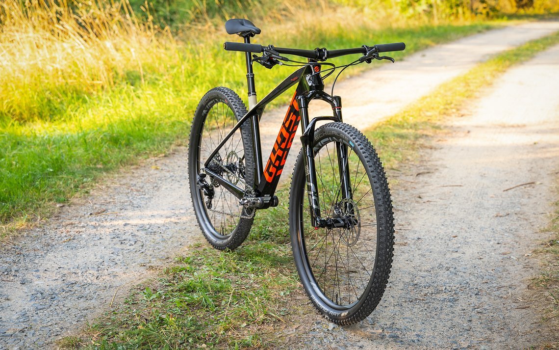 An der Front arbeitet eine effiziente RockShox SID Ultimate ...
