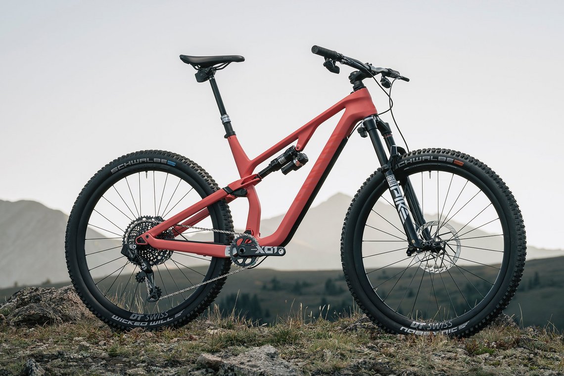 Wer am liebsten ausgedehnte Touren fährt und dabei immer im perfekten Fahrwerksmodus sein will, greift zum Canyon Neuron CF SLX LTD für 8.000 €.