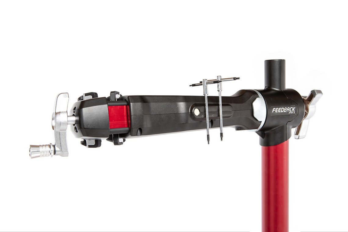 Anscheinend hat sie zudem einen magnetischen Bereich, an dem sich Werkzeuge fixieren lassen