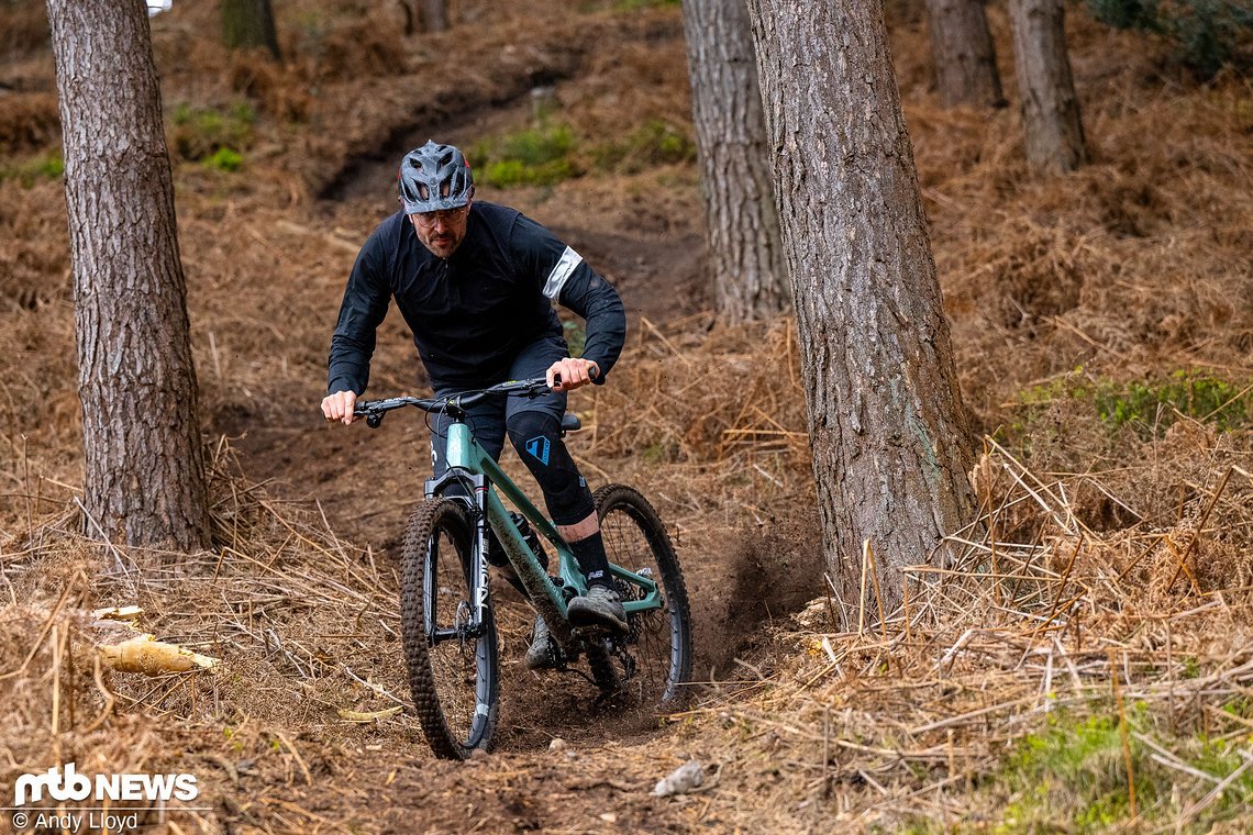Trotz seiner Größe und den wirklich langen Kettenstreben lässt sich das Druid V2 mit Leichtigkeit durch verwinkelte Ruts manövrieren.