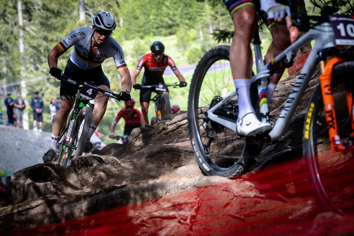 Während des Short Track-Rennens hielt sich Luca stets an der Spitze des Feldes auf, erhielt in der entscheidenden Phase zudem Unterstützung durch Jordan Sarrou.