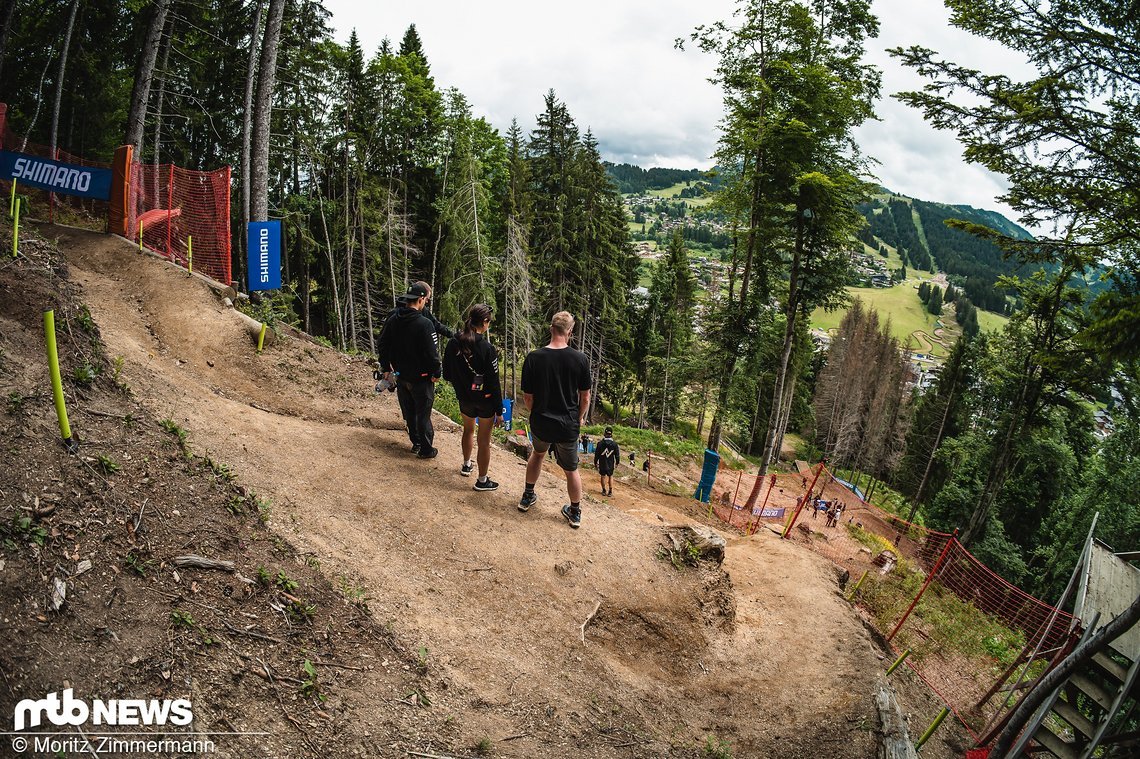 Anders als im Vorjahr geht es wieder links rum in eine Off Camber-Sektion und nicht mehr geradeaus im Slalom durch die Baumstümpfe.