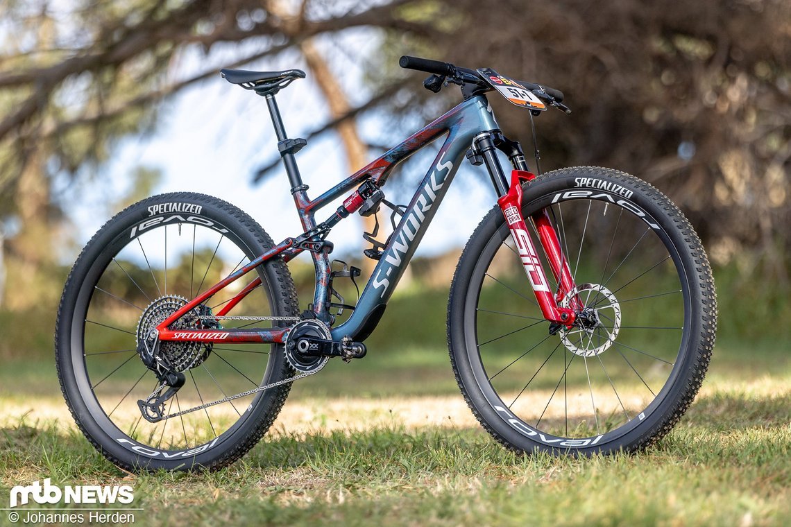 Maximal farbenfroh kommt das Specialized Epic von Annika Langvad daher.