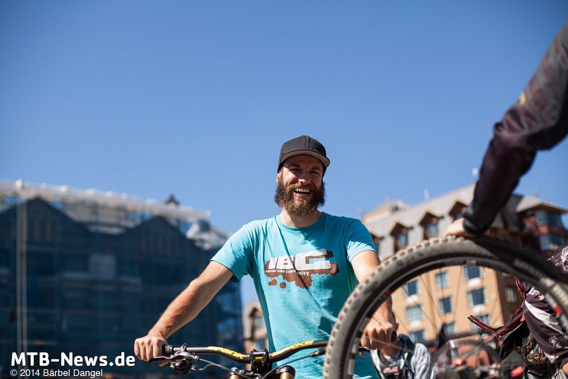 Jens gut gelaunt mit einem Testbike beim Fachsimpeln.