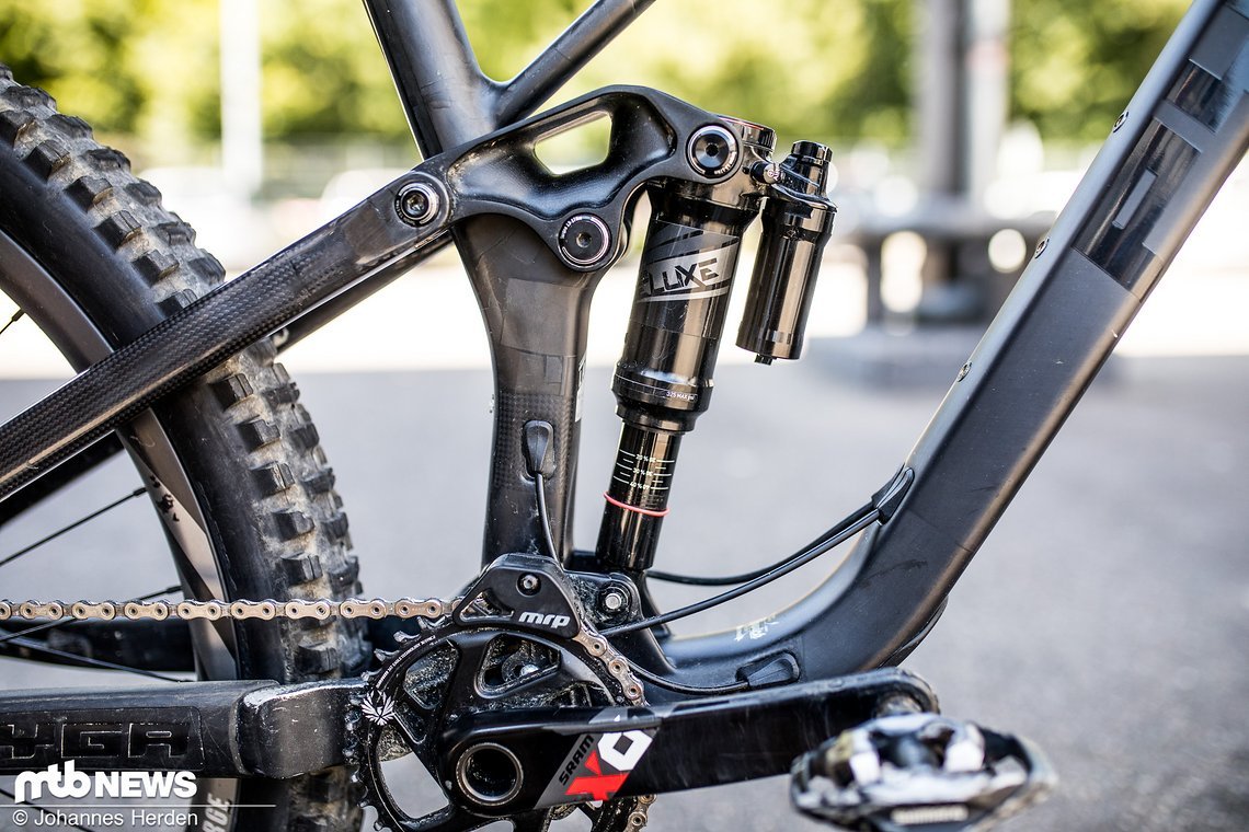 Am Heck kommt ein Rock Shox Super Deluxe RCT mit metrischem Einbaumaß zum Einsatz