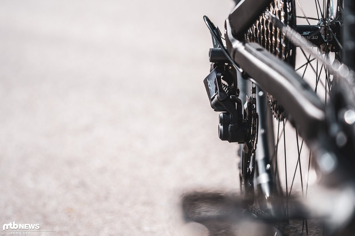 Das Shimano XT-Schaltwerk ist so gestaltet, dass es sich möglichst hinter dem Rahmen versteckt