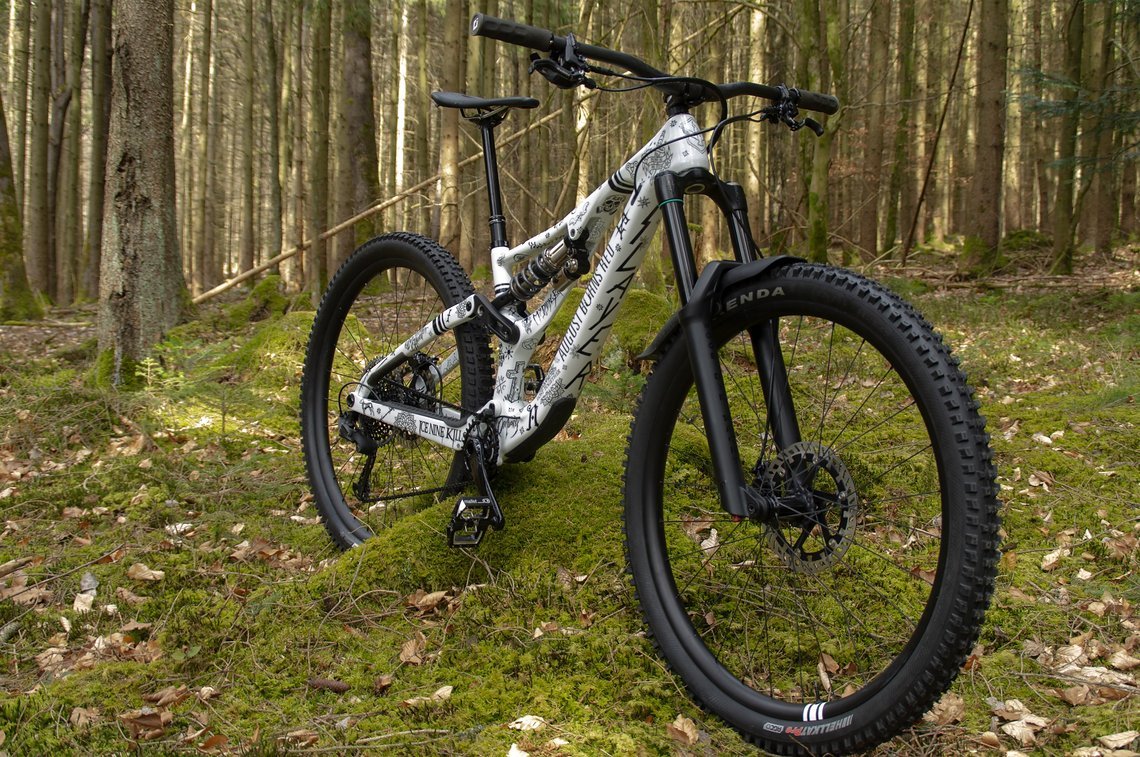 An der Front arbeitet eine EXT Era mit 170 mm Federweg ...
