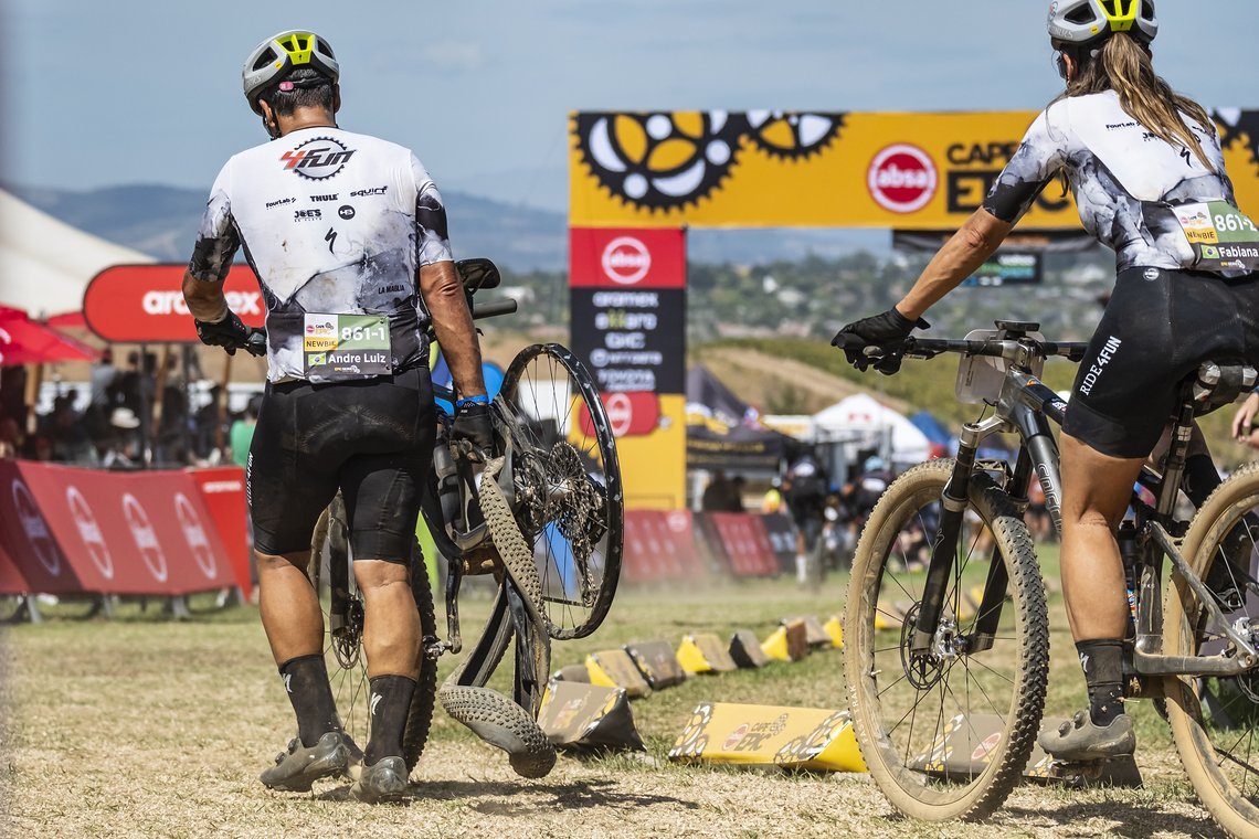 Auch das gehört zum Cape Epic: Nicht jeder Zieleinlauf läuft nach Plan. Immerhin erreichte dieses Mixed-Team das Ziel und ist somit noch im Rennen. Morgen geht's weiter!
