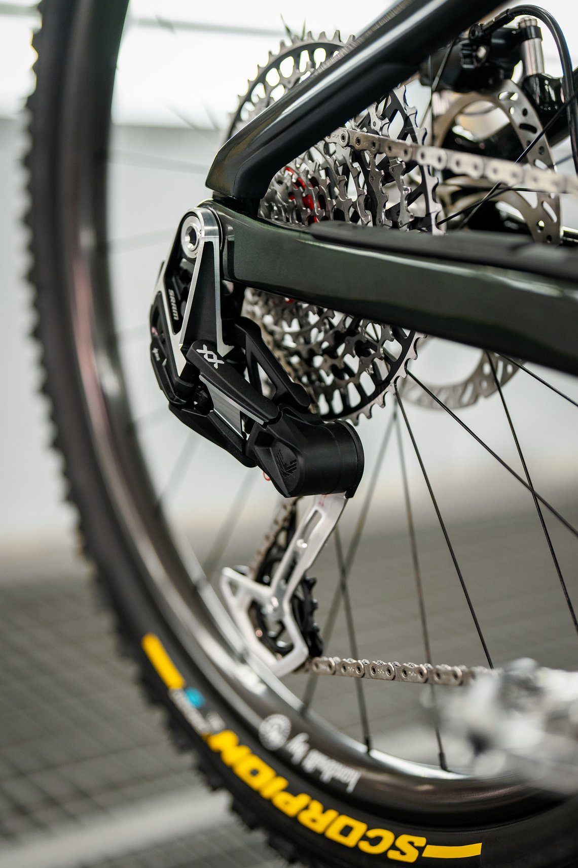 Geschaltet wird mit einer Sram XX Eagle Transmission Gruppe ...