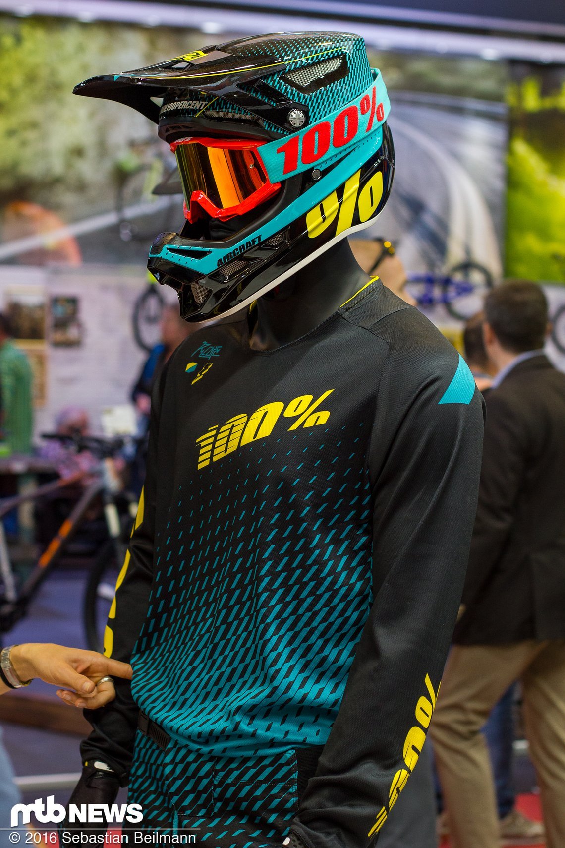 Die R Core-Downhill-Kombi mit atmungsaktivem und schnelltrocknendem Jersey